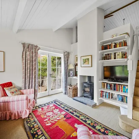Pass The Keys Large 3 Bed Country With Stunning Views *